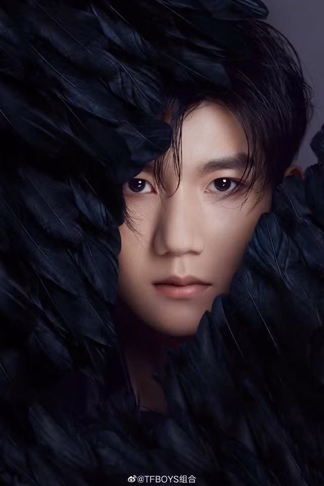 Nhiếp ảnh gia chụp TFBOYS “cà khịa” Vu Chính cực mạnh sau bài tố đạo nhái poster ảnh 1