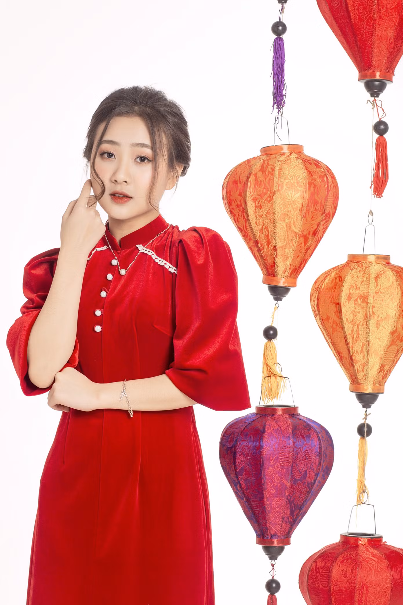 Ngắm nhìn bộ ảnh lung linh sắc đỏ của nữ sinh Đại học Thăng Long xinh như búp bê ảnh 8