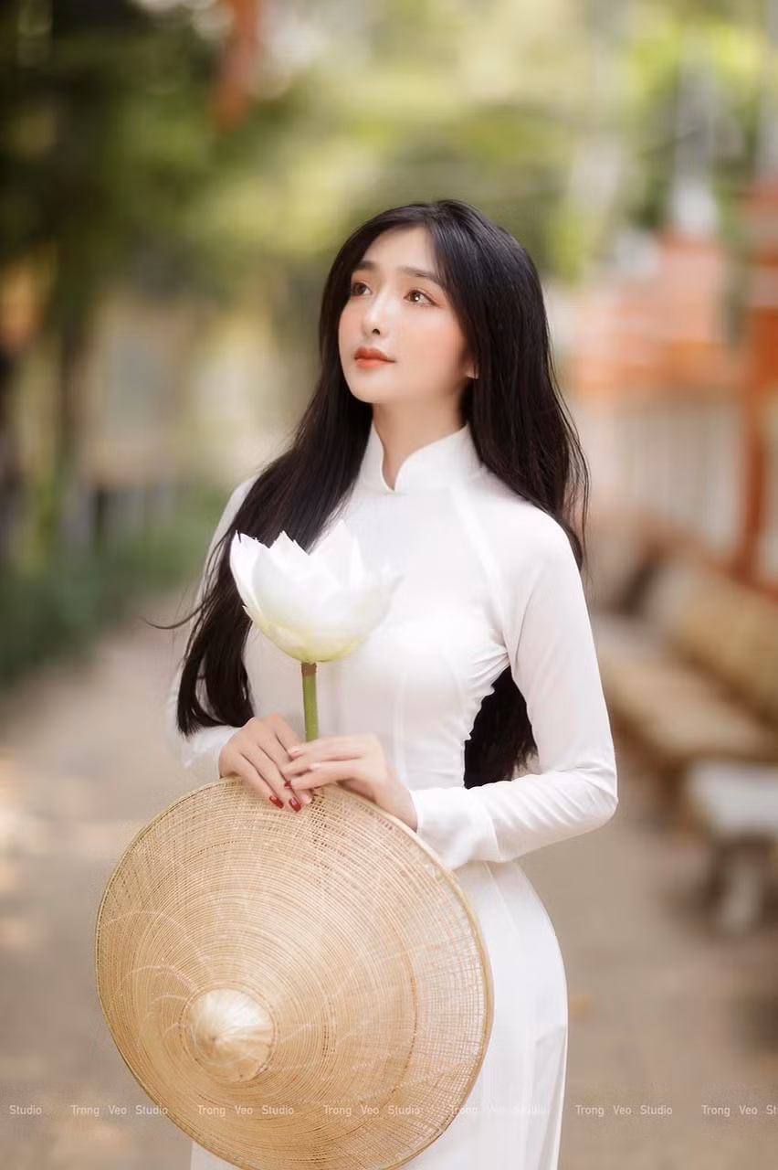 Ngỡ ngàng với nhan sắc tựa “sương mai” của cô nàng Makeup Artist ảnh 1