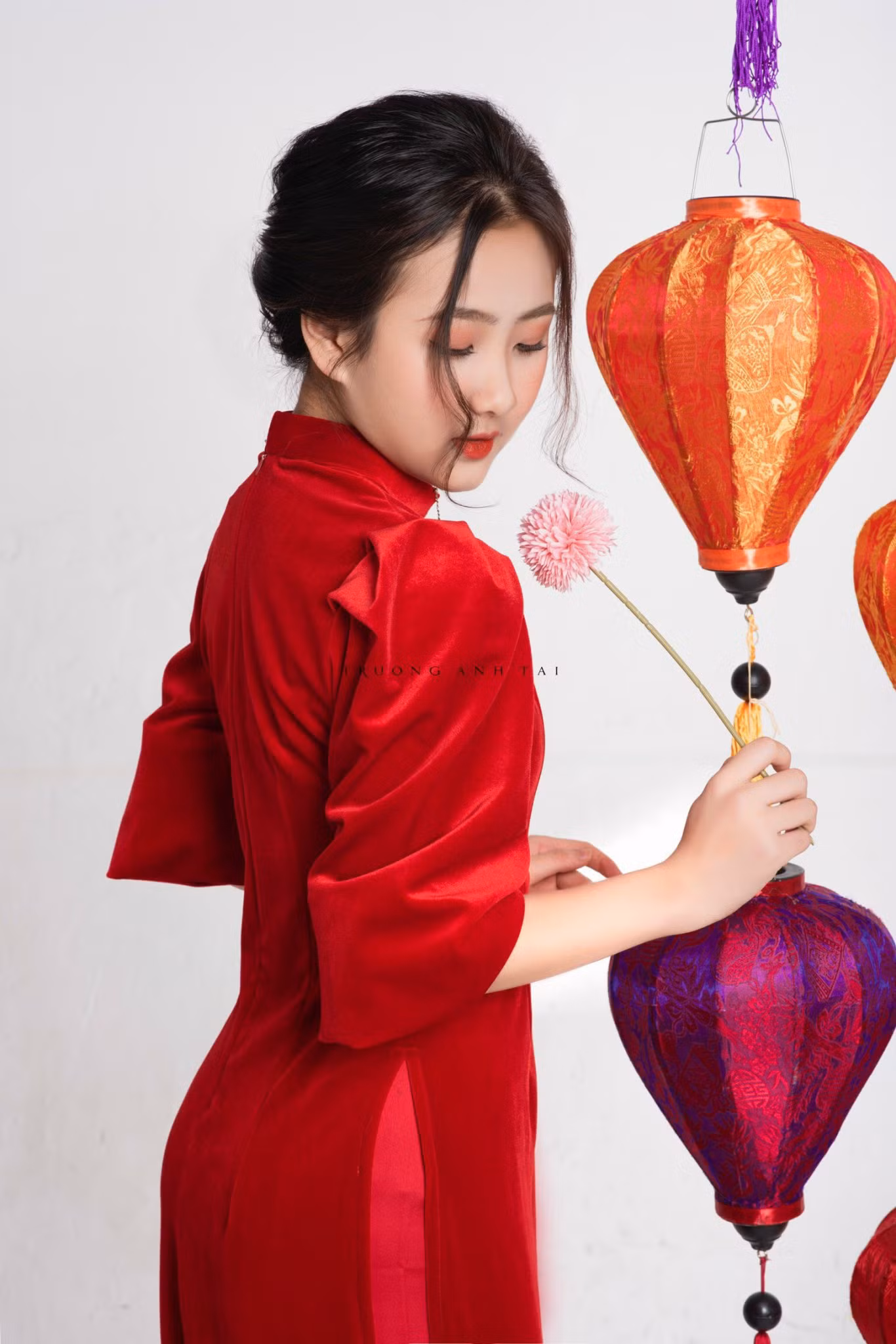 Ngắm nhìn bộ ảnh lung linh sắc đỏ của nữ sinh Đại học Thăng Long xinh như búp bê ảnh 6