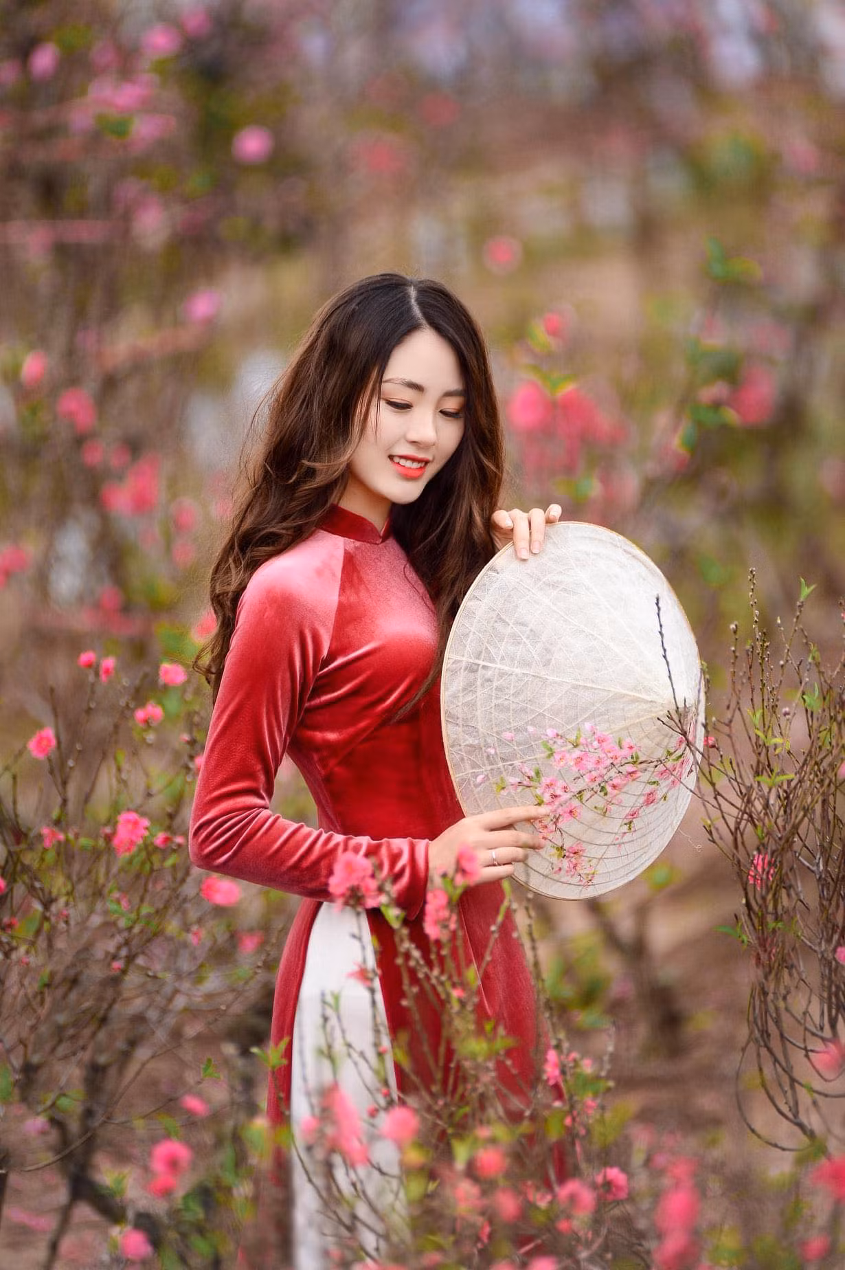 Duyên dáng trong tà áo dài, 9X Phú Thọ "xinh như mộng" trước thềm năm mới ảnh 1