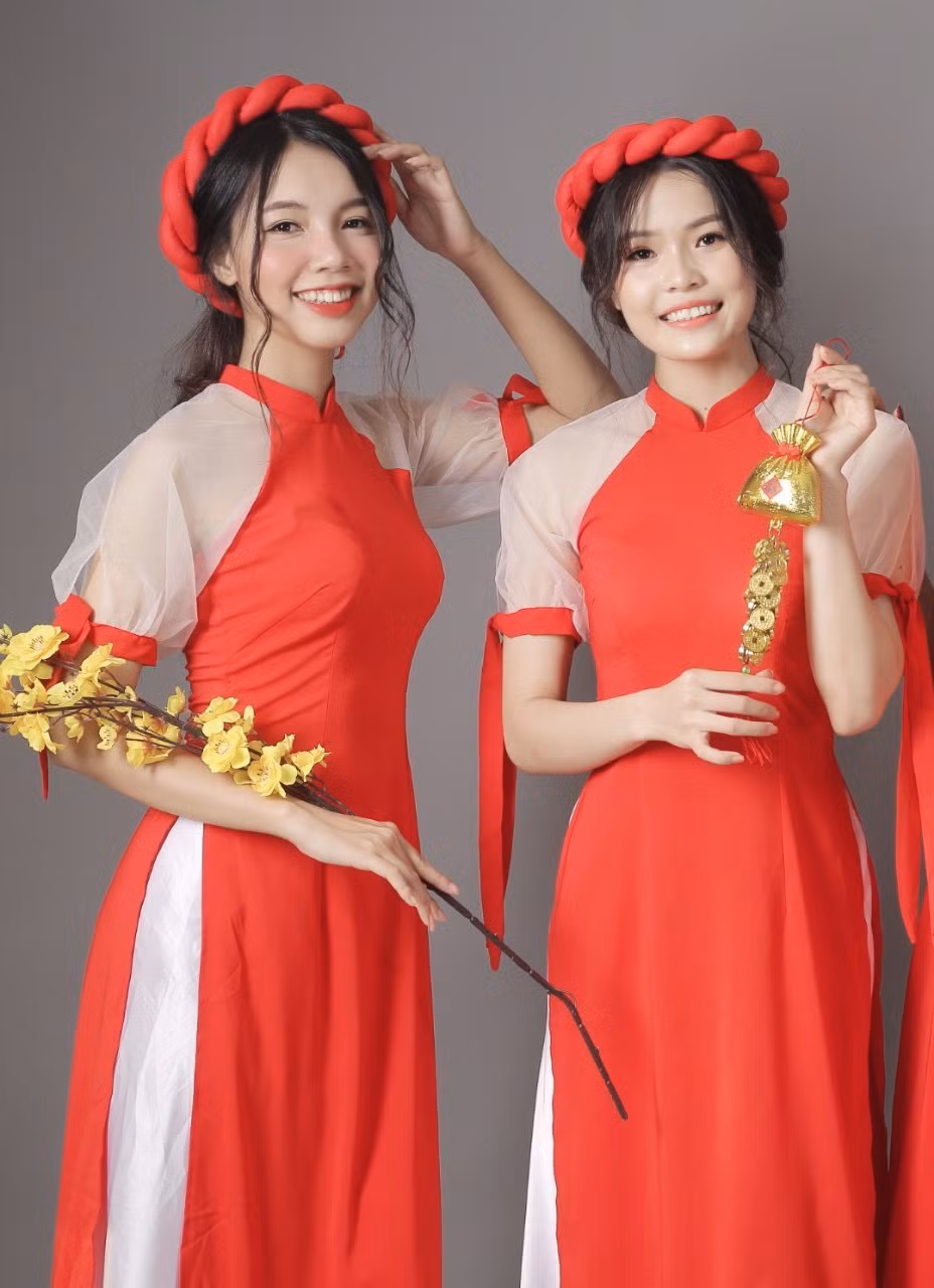 Thiếu nữ Cà Mau xúng xính sắc đỏ, đẹp rạng ngời trong ngày đầu Xuân ảnh 6