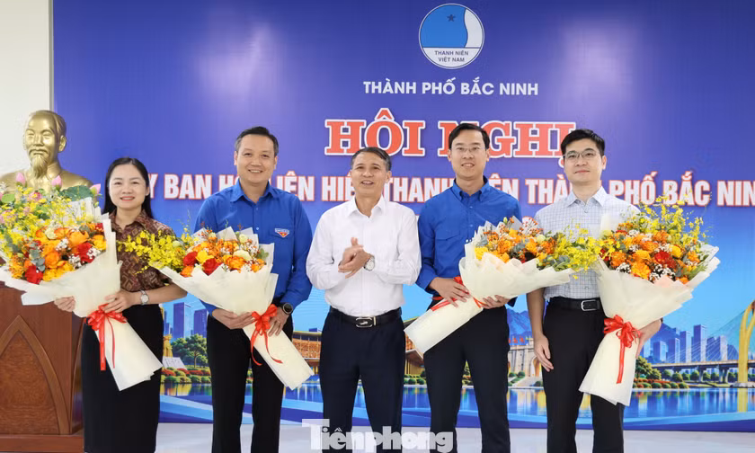 Anh Hà Thái Sơn (thứ 2 bên phải) được bầu làm Chủ tịch Hội LHTN thành phố Bắc Ninh.