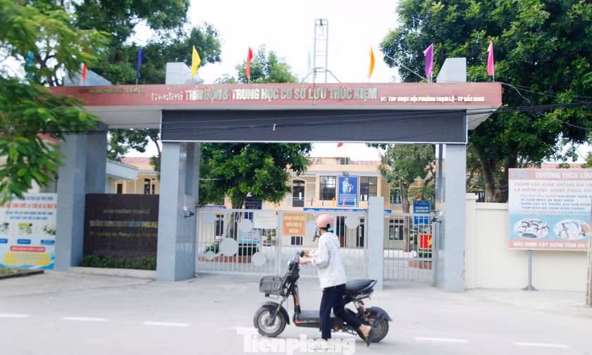 Hiệu trưởng Trường THCS Lưu Thúc Kiệm yêu cầu trả lại quỹ phụ huynh. Ảnh: Nguyễn Thắng.