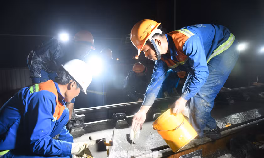 Tăng tốc thi công xuyên đêm đưa tuyến tàu điện nhẹ Phú Quốc kịp APEC 2027
