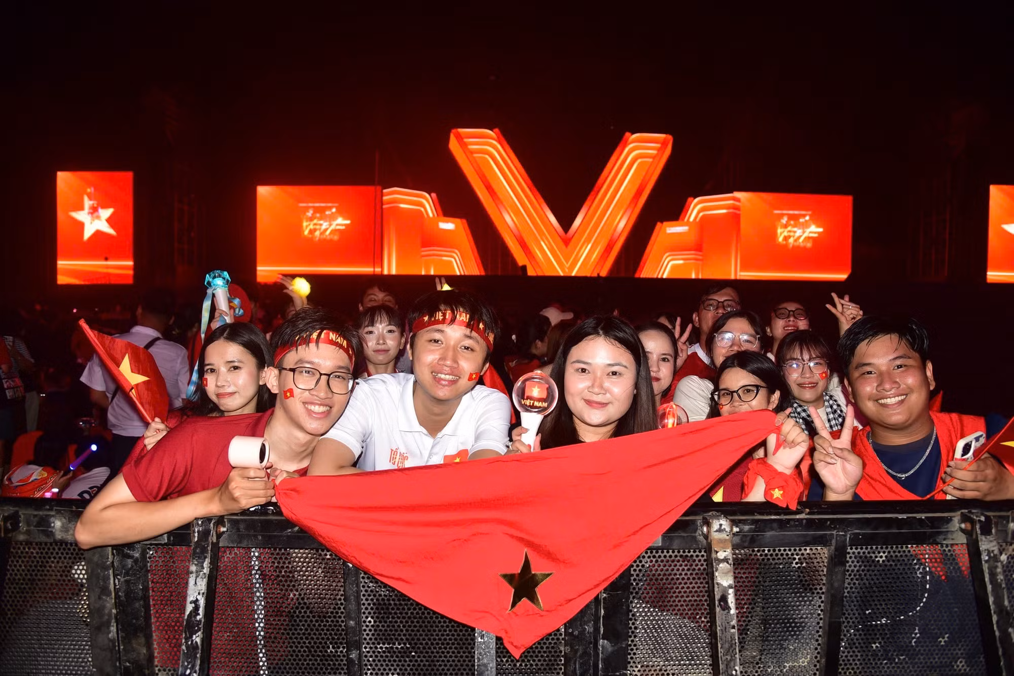Đông đảo khán giả tham dự concert “Tổ quốc trong tim”, chương trình nghệ thuật khơi dậy tình yêu nước và niềm tự hào dân tộc.