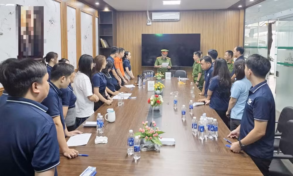 Cơ quan Công an tống đạt các quyết định tố tụng.