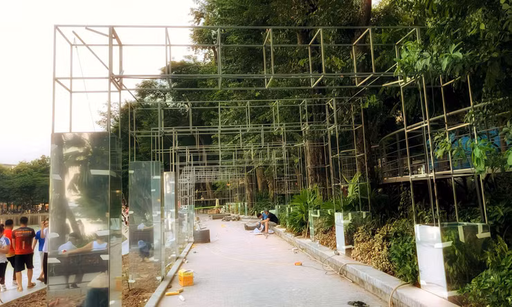 Cận cảnh khung gương, cầu cạn đang được hoàn thiện tại hồ Hoàn Kiếm