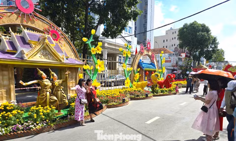 Đường hoa nghệ thuật Cần Thơ nườm nượp khách