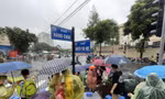 Người dân đội mưa giữ chỗ đẹp xem sơ duyệt diễu binh, diễu hành mừng Quốc khánh 2/9