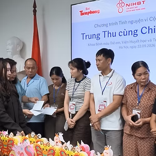 Đại diện BTC trao quà cho người nhà bệnh nhi.