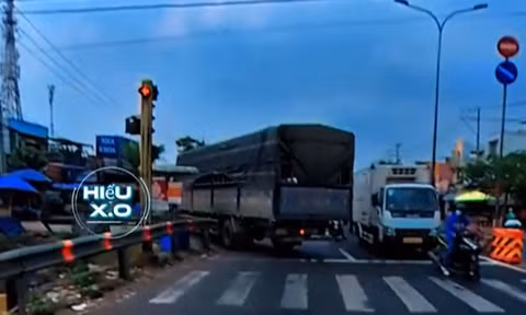Thót tim cảnh xe tải ngang nhiên chạy ngược chiều ở TPHCM