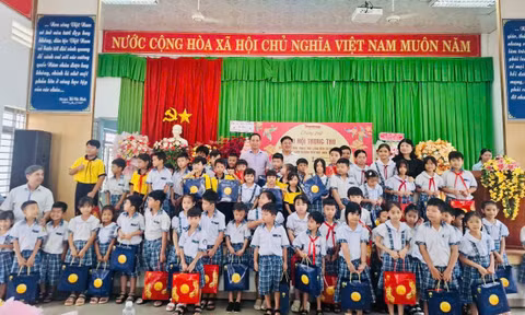 Báo Tiền Phong mang Trung thu đến với học sinh Đồng Nai