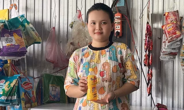 Chủ quán bất ngờ trúng 50 triệu đồng năm ngoái, hè này cả xóm nhỏ miền Tây háo hức 'xé nhãn nhập mã'
