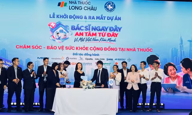 Đưa bác sĩ trẻ về nhà thuốc, khám bệnh miễn phí cho người dân
