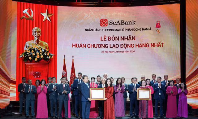 Ngân hàng SeABank đón nhận Huân chương Lao động hạng Nhất