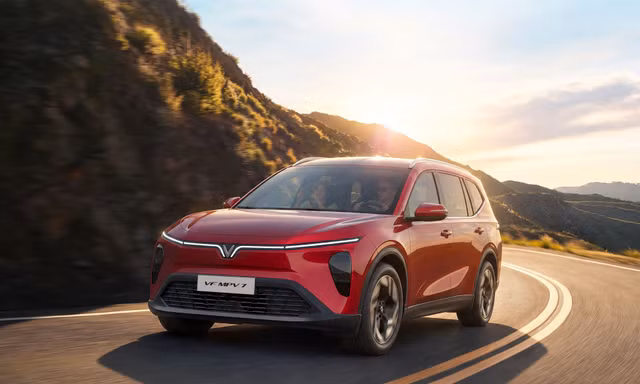 VinFast VF MPV 7 miễn phí sạc tới năm 2029, đặt lịch bảo dưỡng ngay trên điện thoại