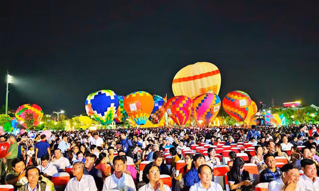Rực rỡ ngày hội di sản và khinh khí cầu lần đầu tiên tại địa đầu cực Nam Tổ quốc
