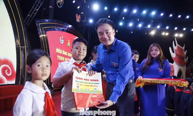 Những suất học bổng thắp sáng ước mơ đến trường