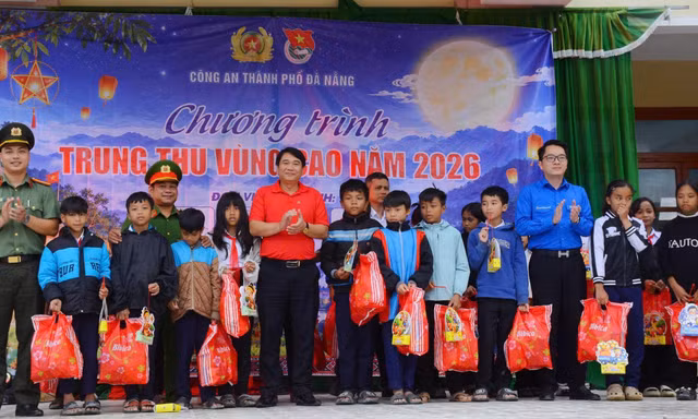 300 phần quà đến với học sinh vùng cao Đà Nẵng dịp Trung thu