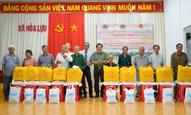 Công an Đồng Tháp trao tặng gần 500 triệu đồng an sinh xã hội tại Cần Thơ