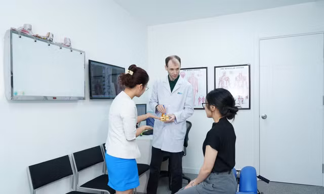 Phụ nữ cần lưu ý gì trong việc chăm sóc sức khoẻ cơ xương khớp qua từng giai đoạn?