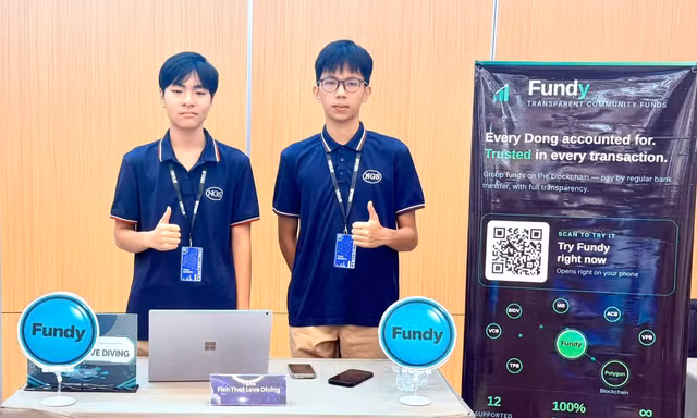 Hai nam sinh lớp 11 làm dự án minh bạch dòng tiền từ thiện ứng dụng công nghệ Blockchain