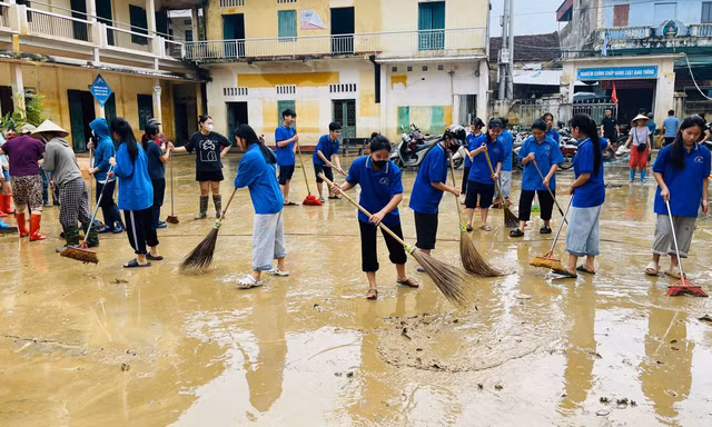 Tuổi trẻ Bắc Ninh dầm mình trong bùn đất, khắc phục hậu quả bão số 4