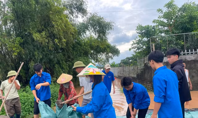 Tuổi trẻ Bắc Ninh đội mưa, giữ đê, cứu dân trong bão lũ