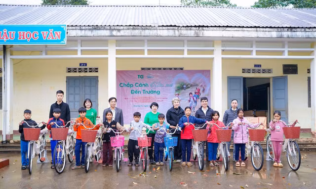 Giữa mưa lạnh, món quà nhỏ thắp lên niềm vui lớn cho học trò vùng biên