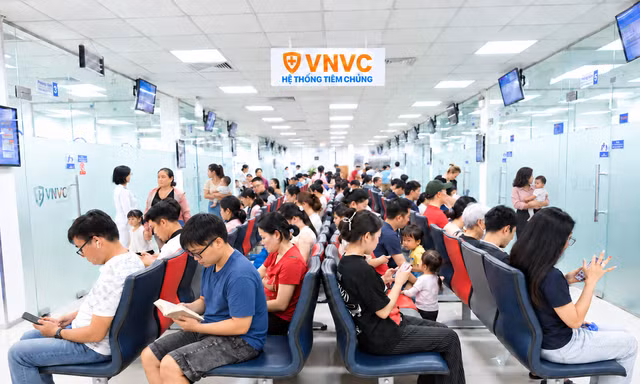 VNVC đón hàng trăm nghìn lượt gia đình đến tiêm và đặt giữ vắc xin phòng tay chân miệng