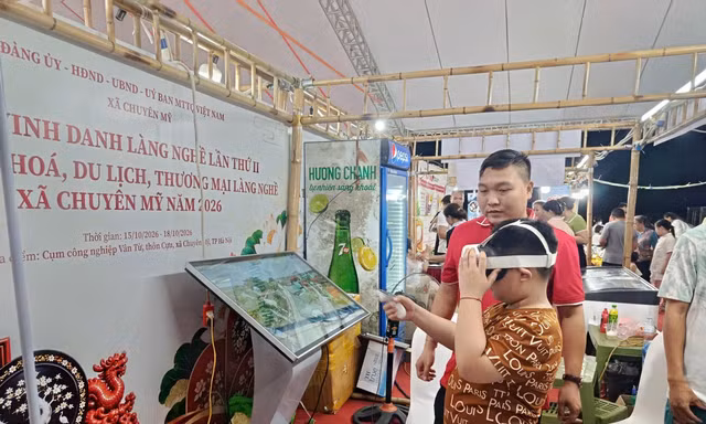 Người dân Chuyên Mỹ hồ hởi trải nghiệm du lịch số VR360