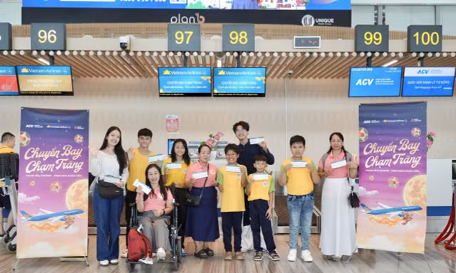 Vietnam Airlines mang sắc màu Trung thu truyền thống lên ‘Chuyến bay Chạm Trăng’