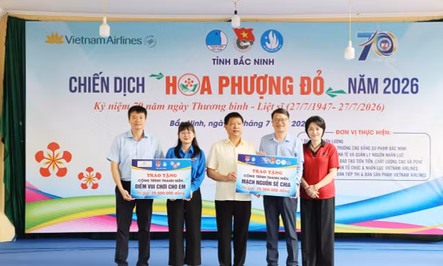 Hoa phượng đỏ thắp sáng vùng cao Xuân Lương