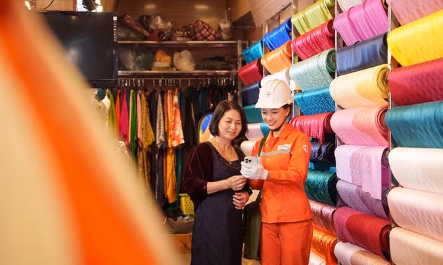 EVNHANOI đẩy mạnh chuyển đổi số dịch vụ điện cho khách hàng thuận tiện hơn