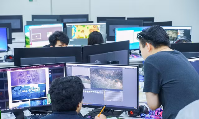 Khi AI "nén" bậc thang nghề lập trình: Chọn học gì để không bị thay thế?