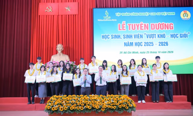 VRG tuyên dương học sinh, sinh viên vượt khó học giỏi năm học 2025-2026