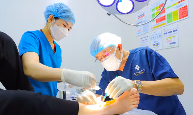 Bác sĩ hơn 70 tuổi vẫn 'hết lòng' với những vết thương khó lành