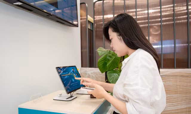 ABBank đầu tư lớn để khách hàng giao dịch số hóa tại quầy