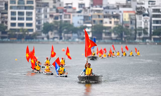 Hồ Tây “dậy sóng” với màn tranh tài thuyền rồng, ván SUP giữa mùa thu Hà Nội