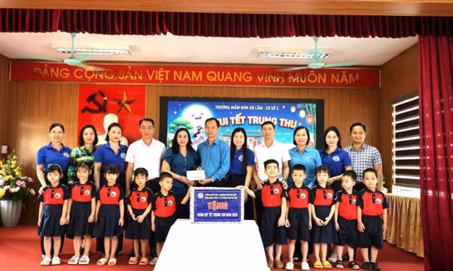 Than Hà Lầm thăm hỏi, tặng quà các cháu có hoàn cảnh đặc biệt dịp Tết Trung thu