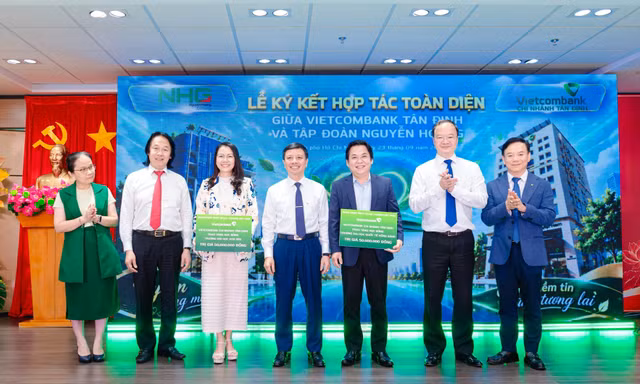Vietcombank trao học bổng tại lễ ký hợp tác với Tập đoàn Nguyễn Hoàng
