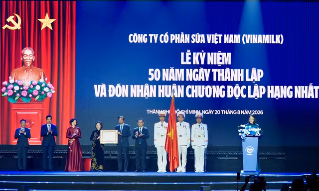 Sau danh hiệu Anh hùng Lao động, Vinamilk tiếp tục đón nhận huân chương Độc lập hạng Nhất