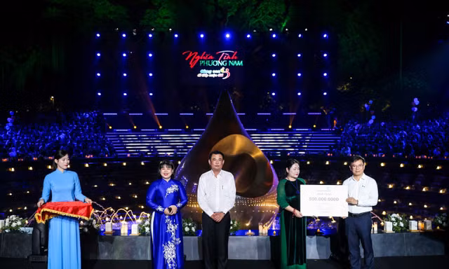 Vietcombank trao tặng 500 triệu đồng cho trẻ em có hoàn cảnh khó khăn 