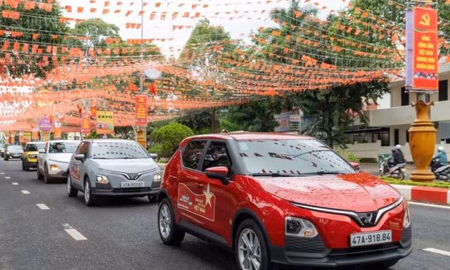 Giá dễ tiếp cận, sạc 0 đồng: Bài toán sở hữu ô tô đầu tiên nhẹ hơn với xe điện VinFast