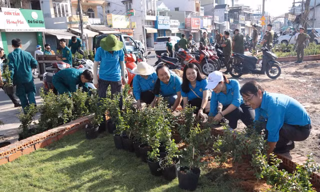TPHCM làm đẹp môi trường, chăm lo nhân dân mừng 50 năm thành phố mang tên Bác