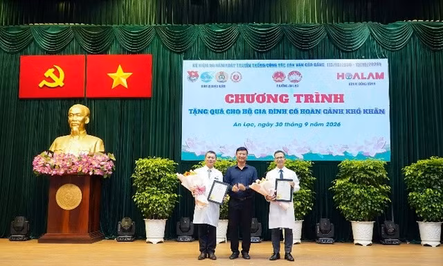 Khu Y tế Kỹ thuật cao TP.HCM trao gửi yêu thương đến gia đình có hoàn cảnh khó khăn phường An Lạc