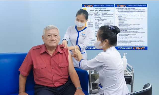 Giữa dịch cúm A, nhiều người cao tuổi đến VNVC tiêm vắc xin cúm chuyên biệt