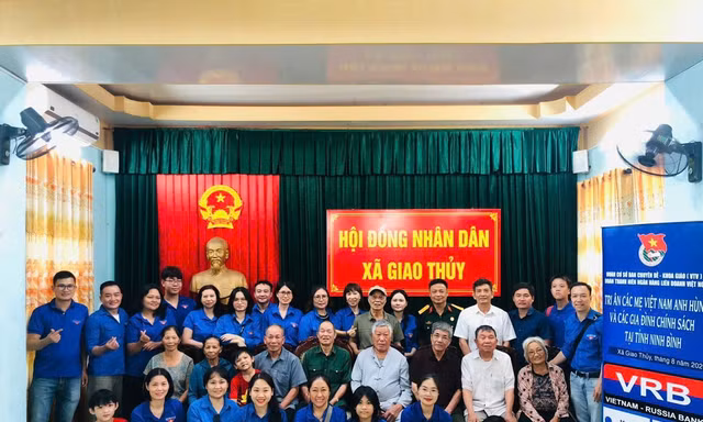 Tri ân Mẹ Việt Nam Anh hùng và gia đình chính sách ở Ninh Bình 