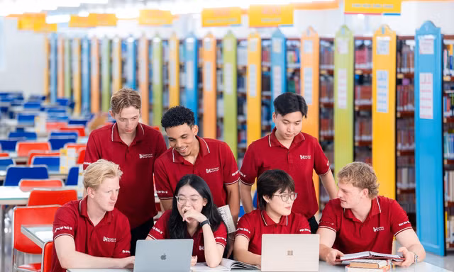 Học một năm tại HUTECH, nhận bằng cử nhân Quản trị kinh doanh do Đại học Lincoln cấp